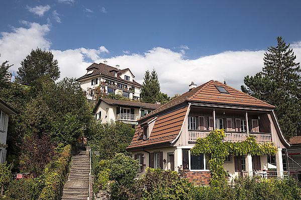 PIcture of the house of the foundation for Jungian psychology in Küsnacht, Switzerland with a view from the street below