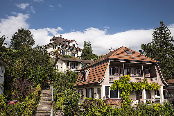 Aufnahme des Hauses der Stiftung für Jung'sche Psychologie in Küsnache von der unteren Strasse her betrachtet